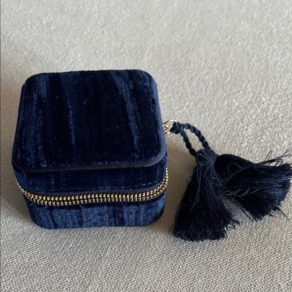 Sezane Jewelry - Sézane Square Jewelery Case in Blue Velvet